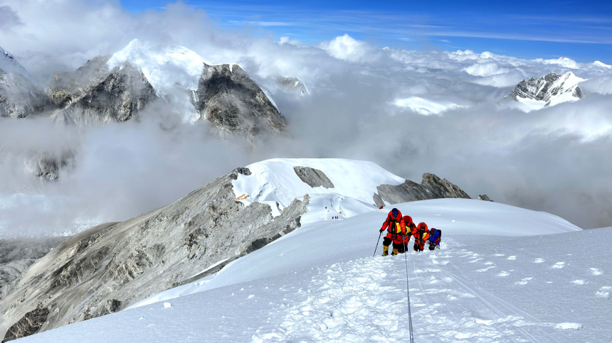 Сорвались в пропасть: снежный карниз обрушился вместе с альпинистами на Эвересте