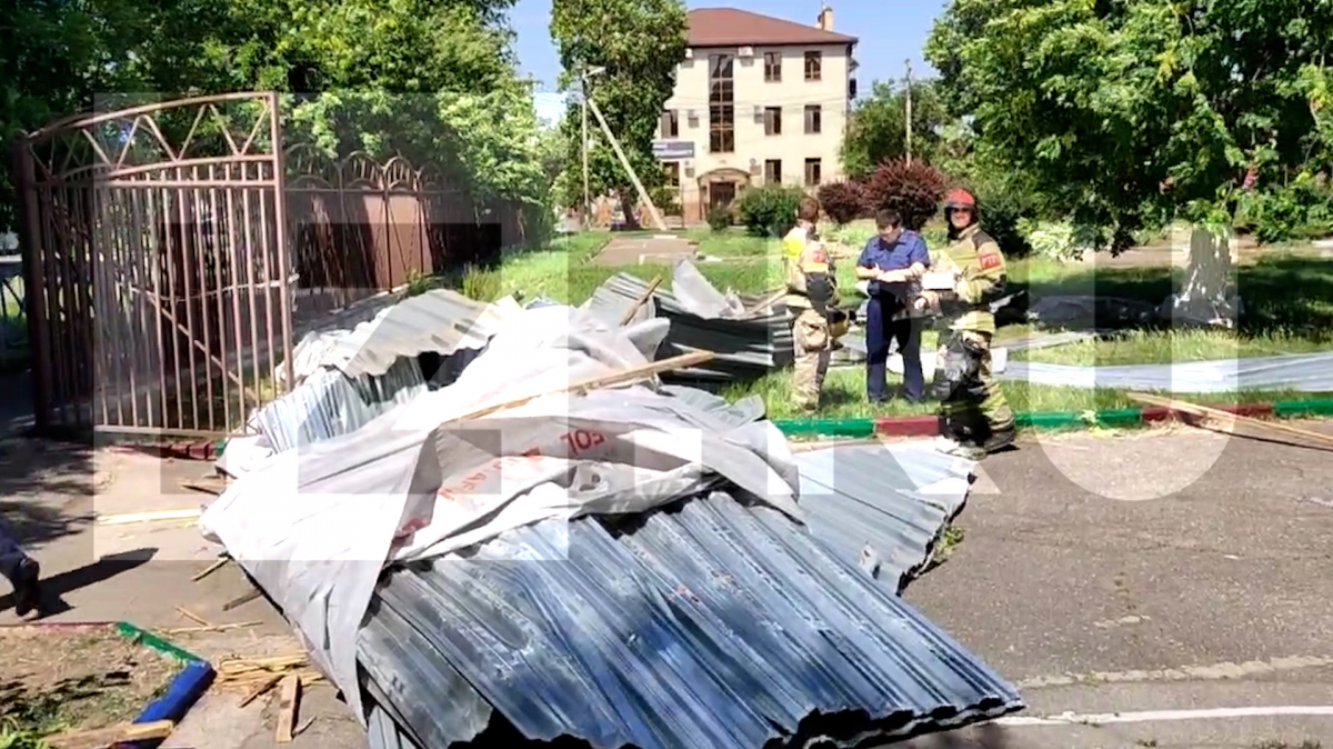 Видео: что стало причиной обрушения части дома в Астрахани