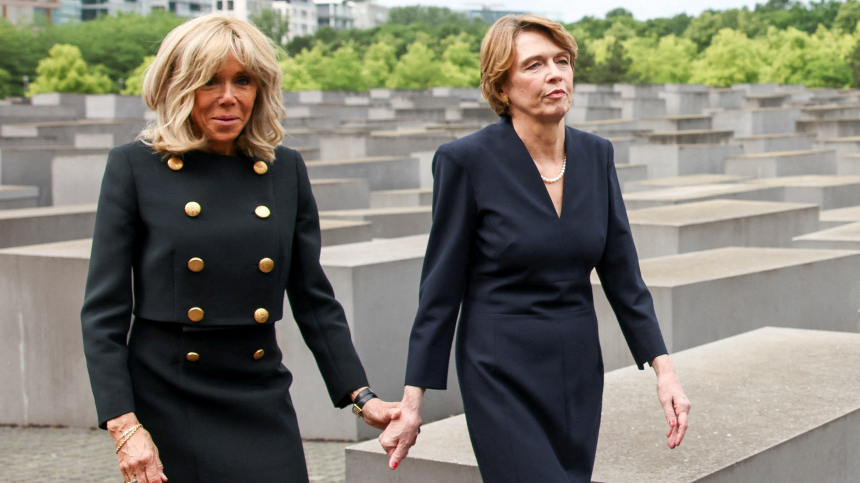 Первые леди Франции и Германии рассмеялись у мемориала памяти жертвам Холокоста