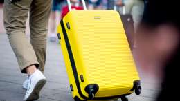 Какой чемодан лучше купить — пластиковый или тканевый
