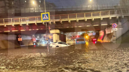 Около 20 человек спасли из затопленных автобуса и двух легковушек в Москве