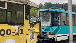 Людей выкинуло на дорогу: 30 человек пострадали при столкновении двух трамваев в Кемерово