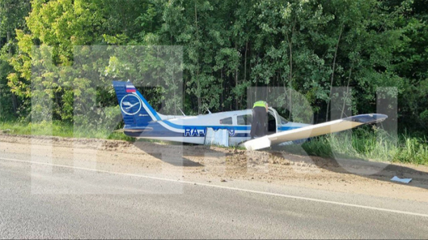 Самолет Piper совершил аварийную посадку на шоссе в Подмосковье