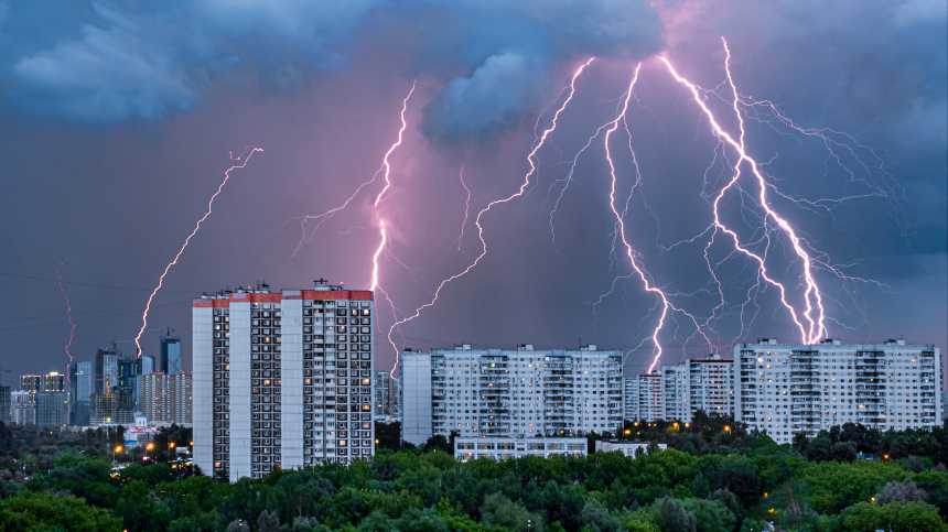 Вспышка боли: почему во время грозы и дождя может болеть голова