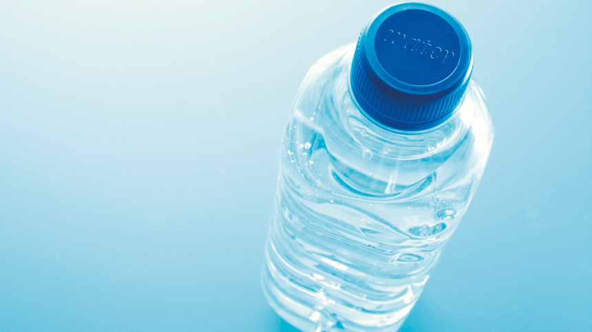 Оседает в организме: как пластиковые бутылки отравляют воду на солнце