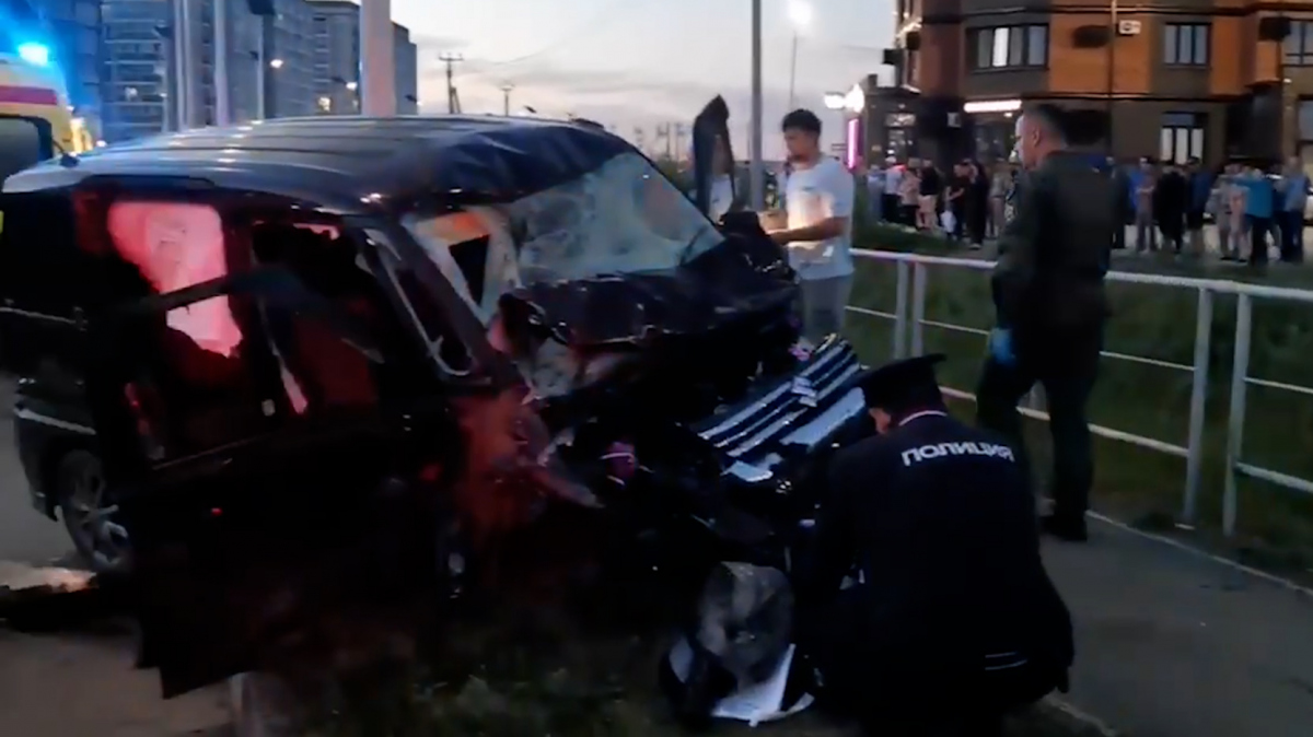 Видео с места тушения люксового BMW М8 в центре Москвы