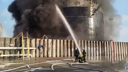 В Азове горит резервуар с нефтепродуктами: что происходит на месте ЧП