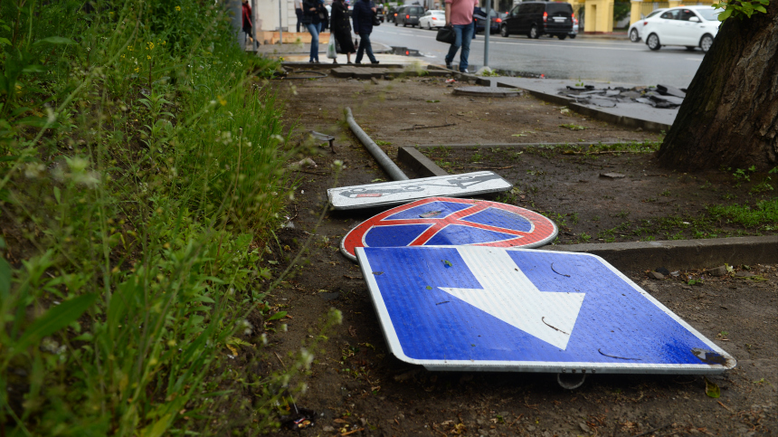 Два человека погибли, 300 машин повреждено: последствия урагана «Эдгар» в Москве