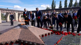 Дегтярев и участники Игр БРИКС возложили цветы к мемориалу в Казани