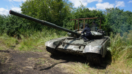 Точно по цели: экипажи танков Т-80 громят позиции ВСУ под Авдеевкой