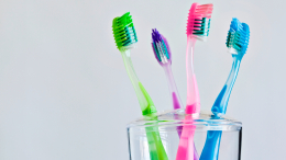 Что будет, если долго чистить зубы одноразовой зубной щеткой