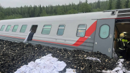 Опубликованы кадры эвакуации пострадавших после схода поезда в Коми