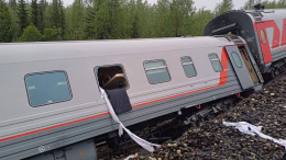 Следователи нашли тело мужчины под вагоном опрокинувшегося поезда в Коми