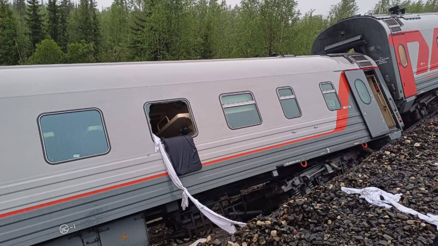Следователи нашли тело мужчины под вагоном опрокинувшегося поезда в Коми