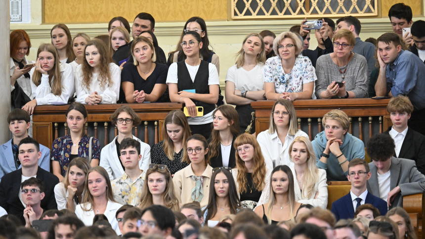 В России могут ввести стипендию в размере МРОТ для студентов-родителей