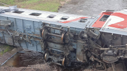 Найдено тело второго пассажира опрокинувшегося поезда в Коми