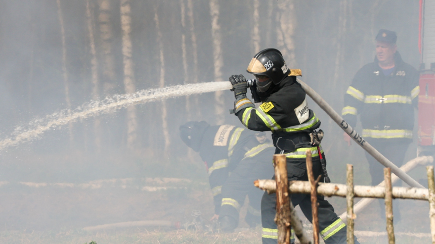 Из-за атаки БПЛА на нефтебазе в Тамбовской области разгорелся пожар