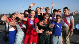 В шаге от взрослой жизни: Путин поздравил выпускников с окончанием школы
