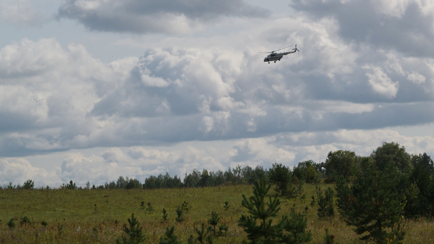 Вертолет Ми-8 с пожарными совершил жесткую посадку в Иркутской области