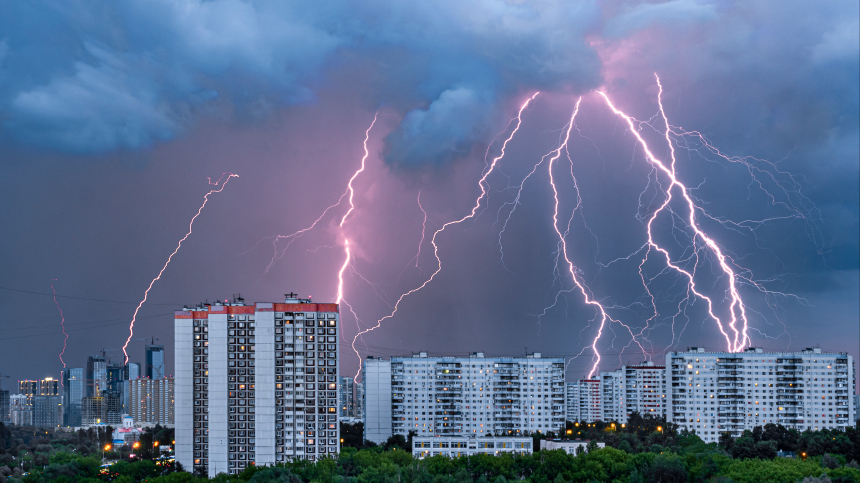 Ливни, грозы и смерчи: жаркая погода в Москве резко изменится к выходным