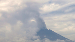 На Курилах вулкан Эбеко выбросил столб пепла