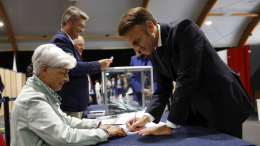 «Манипуляция избирателями»: во Франции стартовал второй тур парламентских выборов
