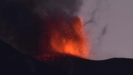 Фонтаны лавы и облако пепла: на Сицилии активизировался вулкан Этна