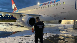 У самолета Superjet 100 после посадки в Пулково задымился двигатель