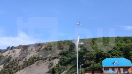 В огне гектар леса: пожар в бухте Инал Краснодарского края тушат с вертолета
