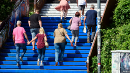 «Весь стресс сгорит в мышцах»: почему ходьба по лестнице полезна для сердца