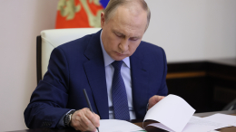 Правила выезда из РФ, выплаты семьям, военные пенсии: Путин подписал ряд законов