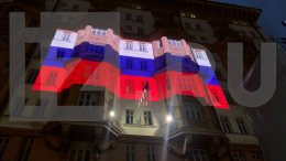 На здании американского посольства появилось изображение российского триколора