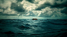 В поисках острых ощущений: на плоту в океане нашли тела загадочно погибшей пары