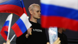«Служу России!» — SHAMAN связал свой концерт у посольства США с решением Байдена