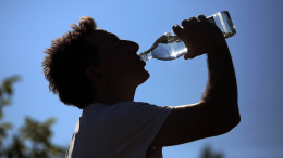Бесконтрольное употребление: чем опасно частое питье минеральной воды