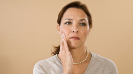 Серьезное заболевание? Стоматолог объяснил причину боли в зубах от холодной пищи