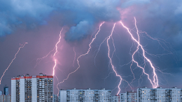 Проскользнут между дверью и полом: шаровые молнии могут появиться в Москве