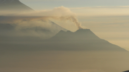На Камчатке вулкан Безымянный выбросил пепел на высоту 12 километров