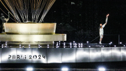 Оконфузились: олимпийский флаг перевернули на церемонии открытия Игр в Париже