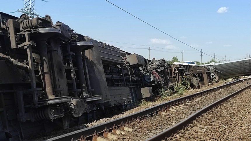 Вагоны с удобрением сошли с рельсов в Самарской области