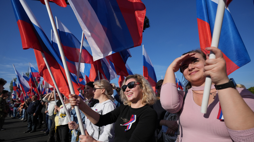 Москвичи смогут принять участие в патриотических акциях в День флага России