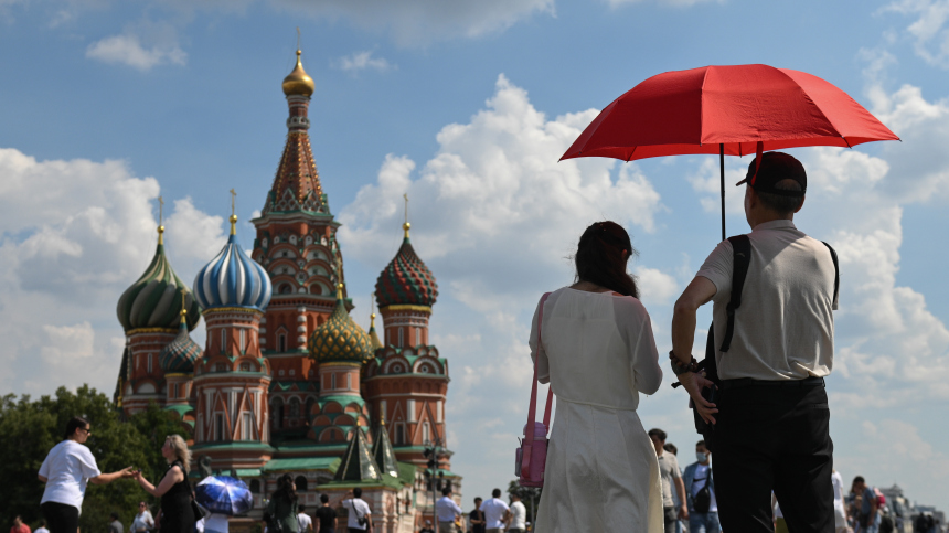 Лето не отпускает: жителей Москвы предупредили о сильной жаре в понедельник