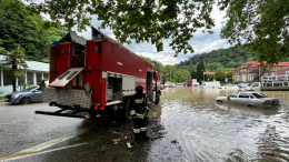 В Сочи женщину с ребенком спасли из заглохшего в воде автомобиля