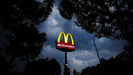 Один человек умер, десятки отравились после употребления бургеров в McDonald’s