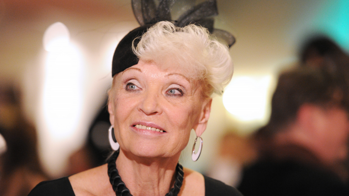 Пирсингтің бейнесін қараңыз.