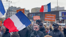 Недовольные Макроном французы вышли на акцию протеста в Париже