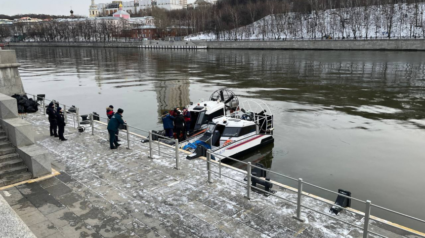 Автомобиль упал в реку в центре Москвы