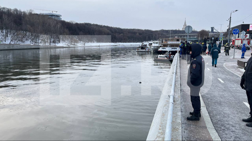 Тело мужчины обнаружили водолазы в упавшей в Москва-реку машине