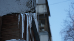 Стихия обрушилась на головы: в Петербурге лед падает с крыш на прохожих