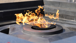 Несмотря на костыли: раненый боец СВО опустился на колено у Могилы Неизвестного Солдата